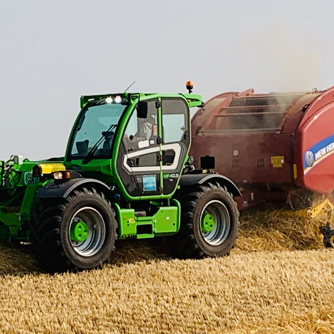 Работа Multifarmer с прессподборщиком. Полевые работы.